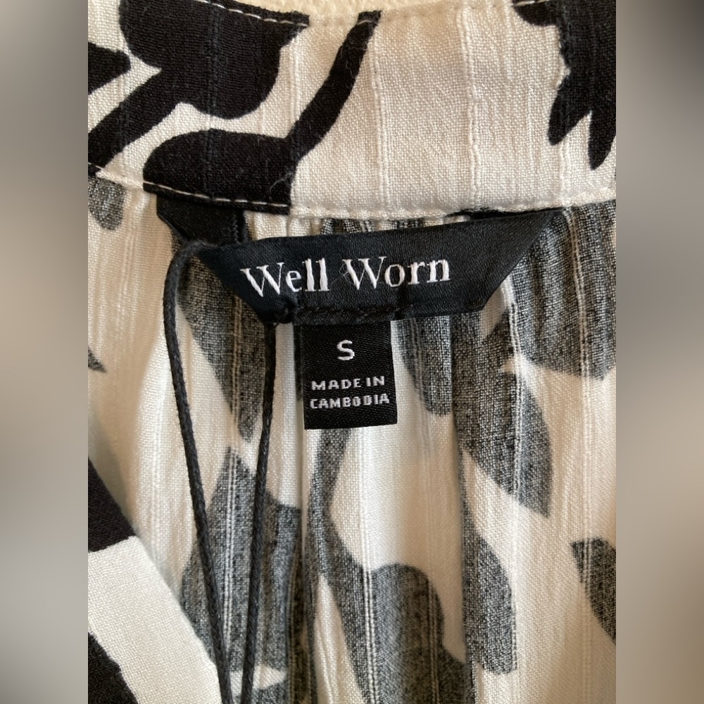 NWT Well Worn Black and White Floral Blouse Size S - Picture 2 of 5